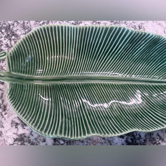 Williams Sonoma Bordallo Pinheiro Banana Leaf Tray Footed BNWT - Picture 5 of 8